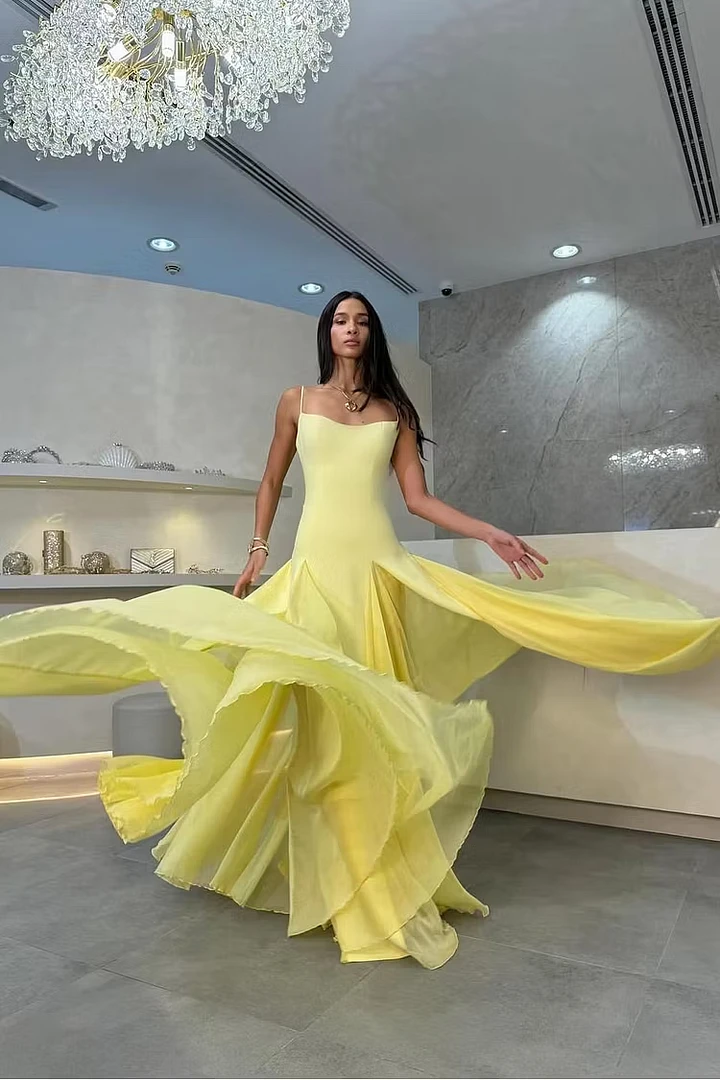 Chic Yellow Spaghetti-Straps Sleeveless Wedding Dresses Floor Length With Pleats