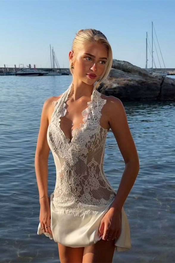 Graceful V-Neck Halter Sleeveless Lace Homecoming Dresses Mini With Pleats