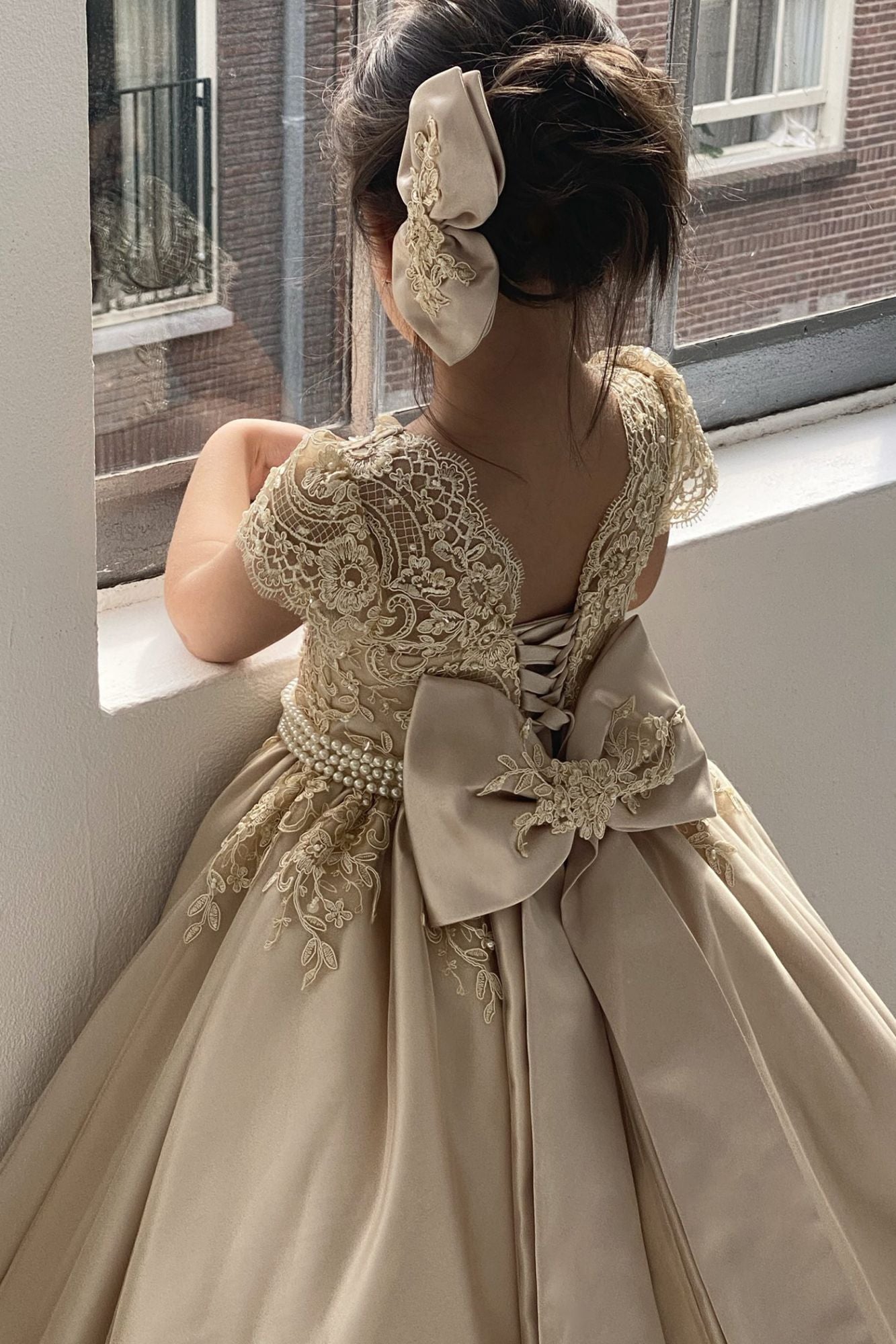Beautiful Lace Appliques Bow Ruffles Pearls Short Sleeve Ball Gown Backless Flower Girl Dress-BallBride