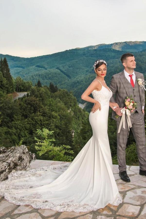 Charming V-neck Mermaid Wedding Dress with Lace Appliques-BallBride