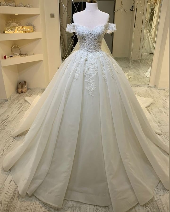 Chic Sweetheart Off-the-Shoulder Ruffles Wedding Dress With Lace Appliques-BallBride