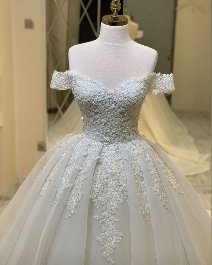 Chic Sweetheart Off-the-Shoulder Ruffles Wedding Dress With Lace Appliques-BallBride