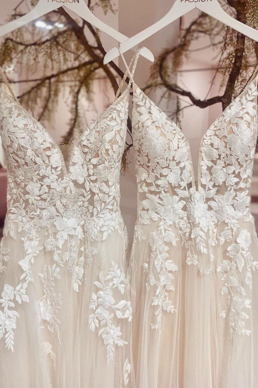 Chic V-neck A-Line Tulle Wedding Dress With Appliques Lace-BallBride