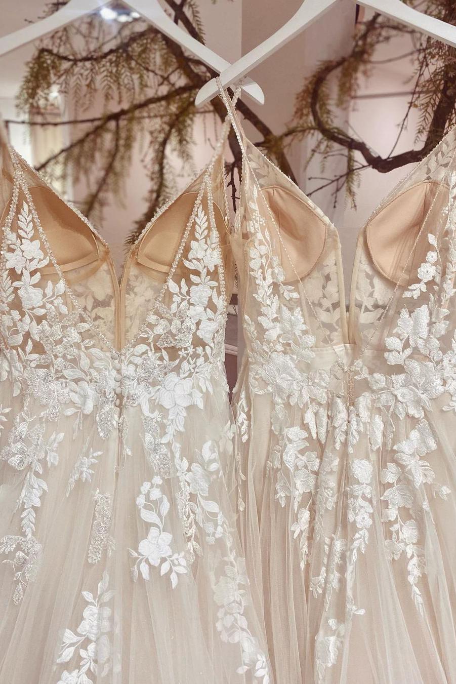 Chic V-neck A-Line Tulle Wedding Dress With Appliques Lace-BallBride