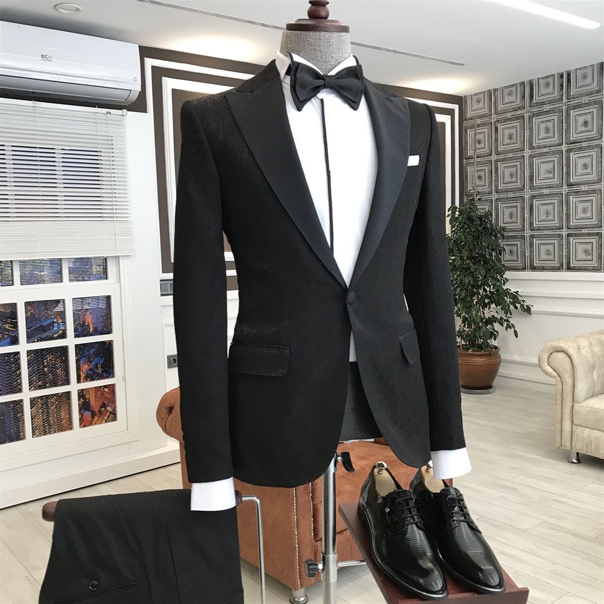 Classic Best Fited Black Peaked Lapel Wedding Blazer for Groom-BallBride