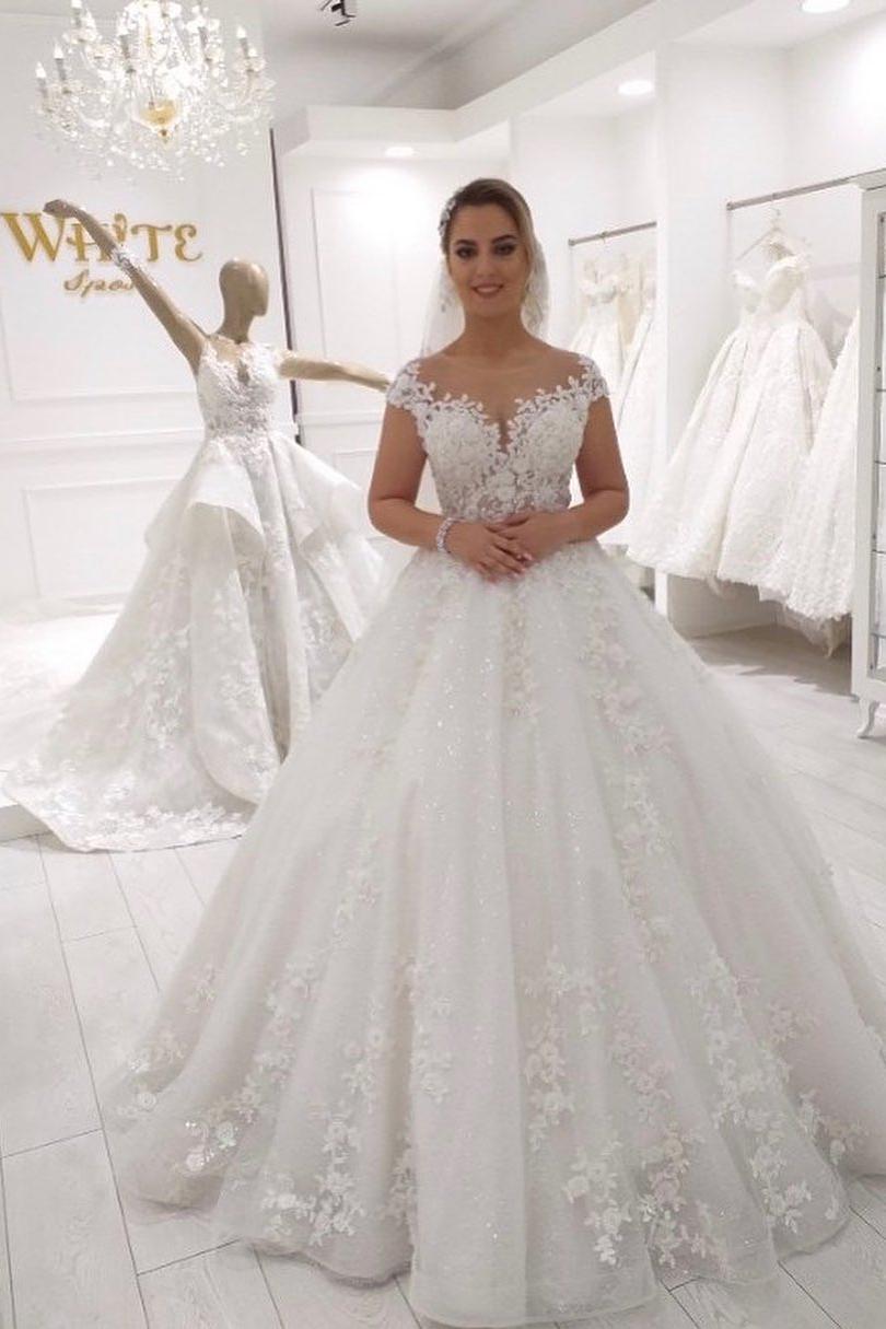 Elegant A-Line Ruffles Tulle Floor-length Wedding Dress With Appliques Lace-BallBride