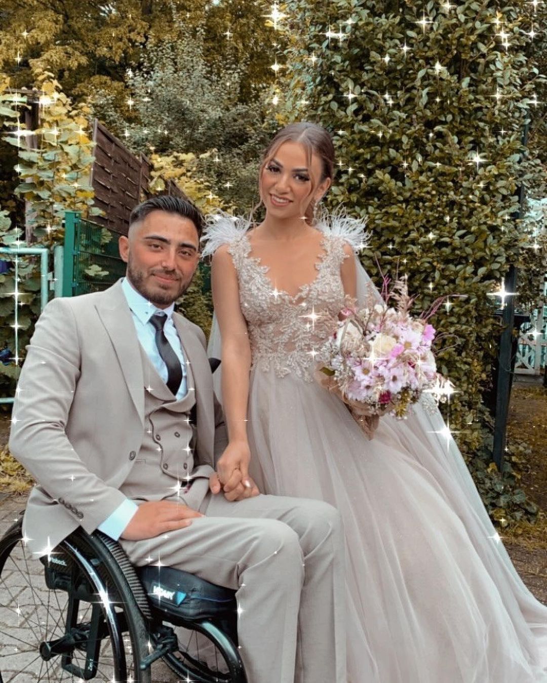 Elegant A-line V-neck Sleeveless Tulle Lace Wedding Dress with Feathers-BallBride