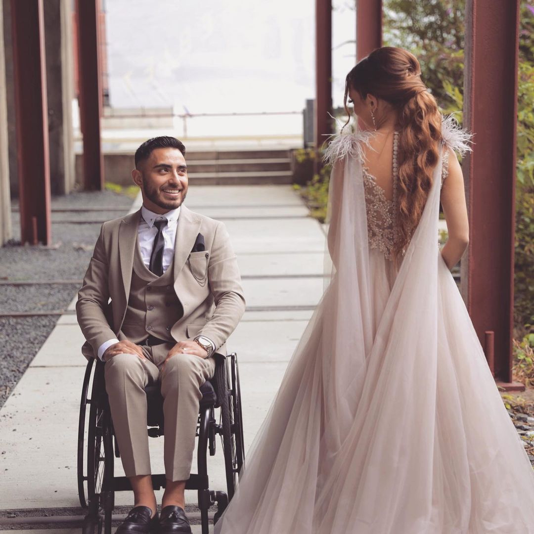 Elegant A-line V-neck Sleeveless Tulle Lace Wedding Dress with Feathers-BallBride