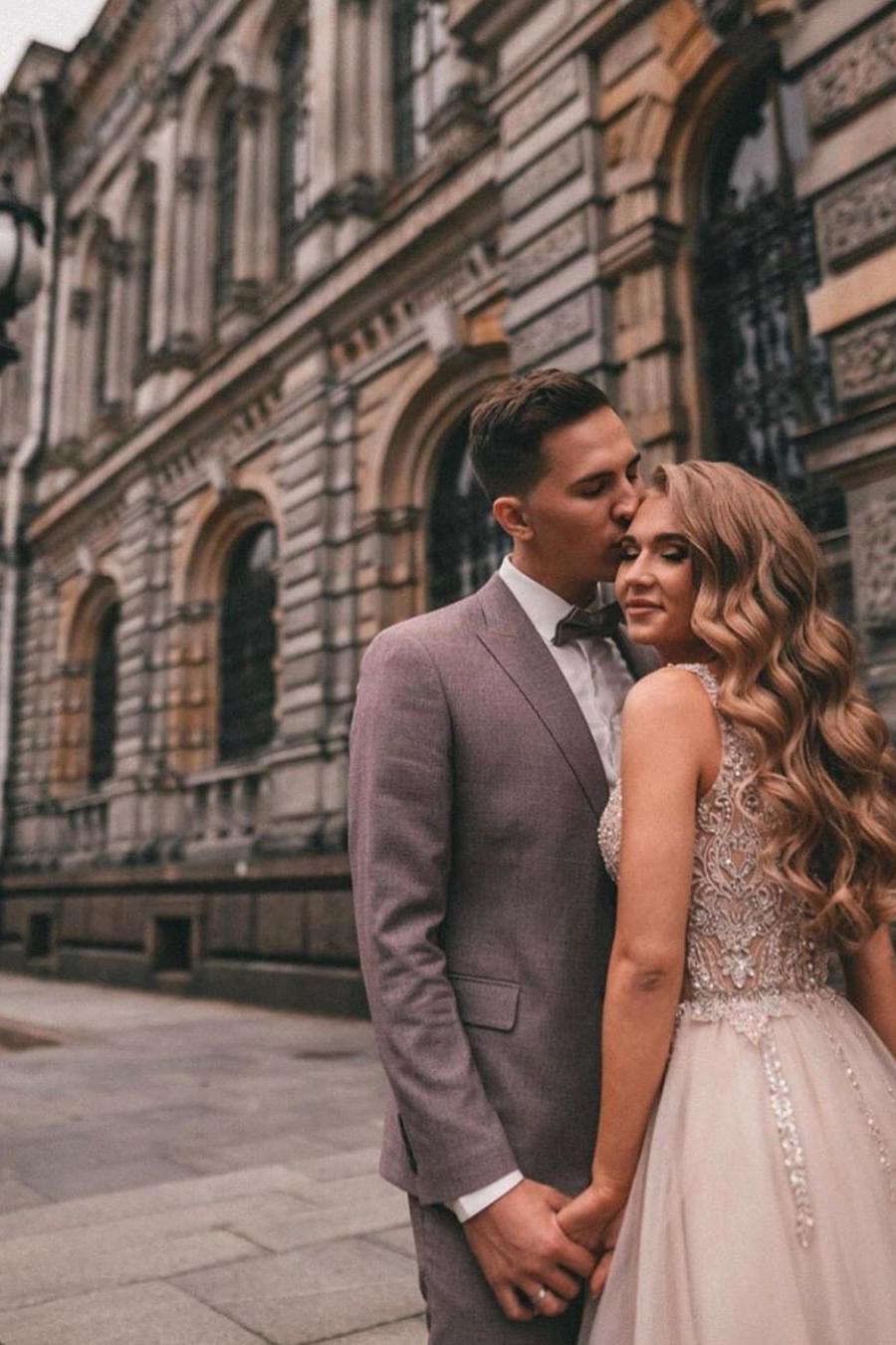 Elegant A-line V-neck Tulle Lace Wedding Dress With Slit Appliques-BallBride