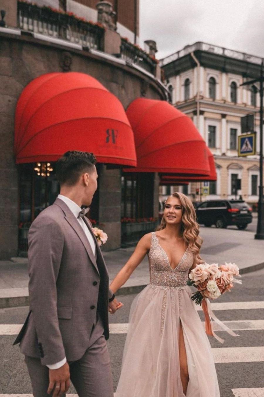 Elegant A-line V-neck Tulle Lace Wedding Dress With Slit Appliques-BallBride