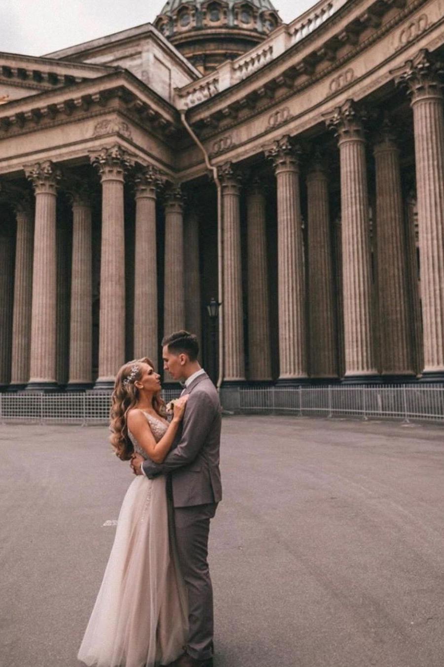 Elegant A-line V-neck Tulle Lace Wedding Dress With Slit Appliques-BallBride