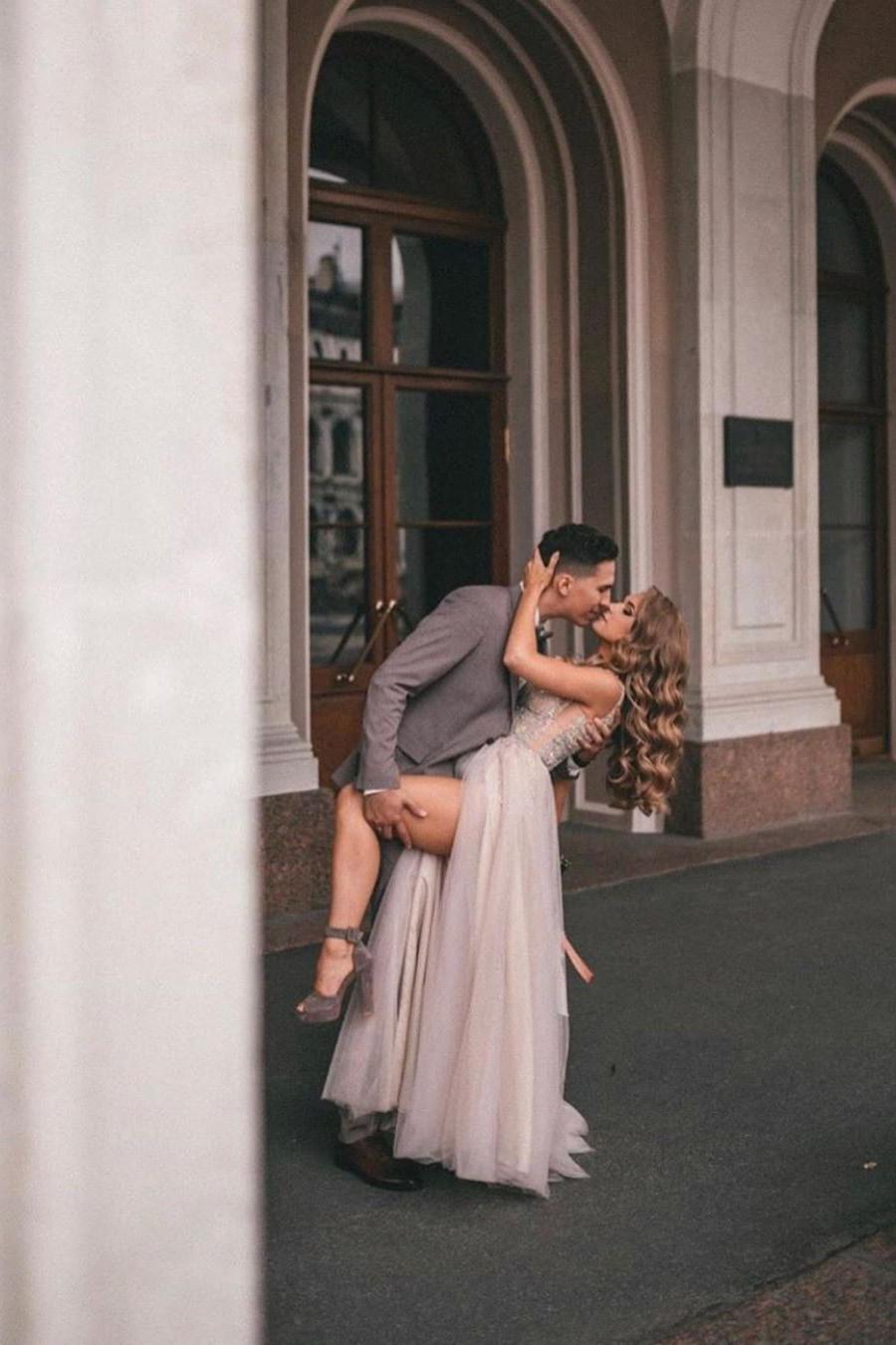 Elegant A-line V-neck Tulle Lace Wedding Dress With Slit Appliques-BallBride