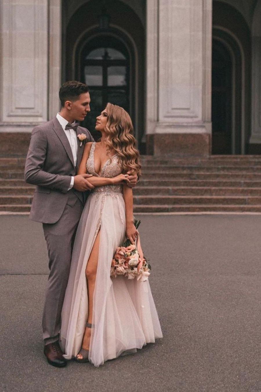 Elegant A-line V-neck Tulle Lace Wedding Dress With Slit Appliques-BallBride