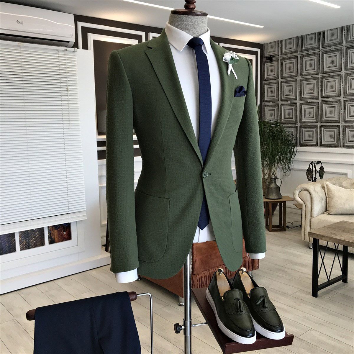 Elegant Dark Green Groom Suit with Notched Lapel for Prom-BallBride