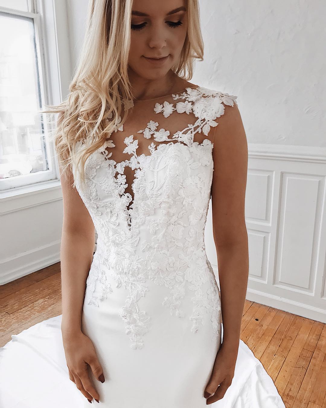 Elegant Sleeveless Mermaid Wedding Dress With Lace Appliques-BallBride