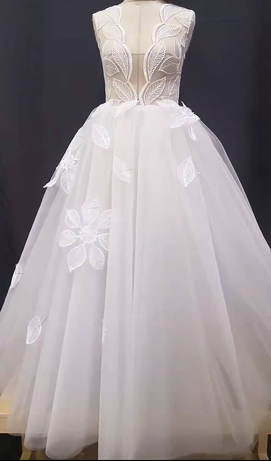 Elegant Sleeveless Tulle Wedding Dress With Appliques-BallBride