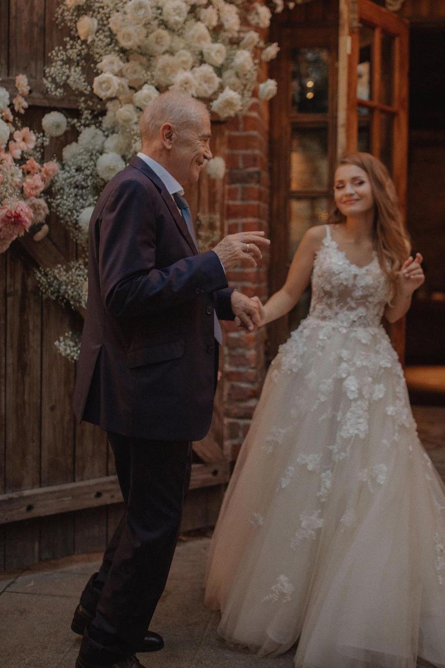 Long A-line V-neck Tulle Wedding Dress With Appliques Lace-BallBride