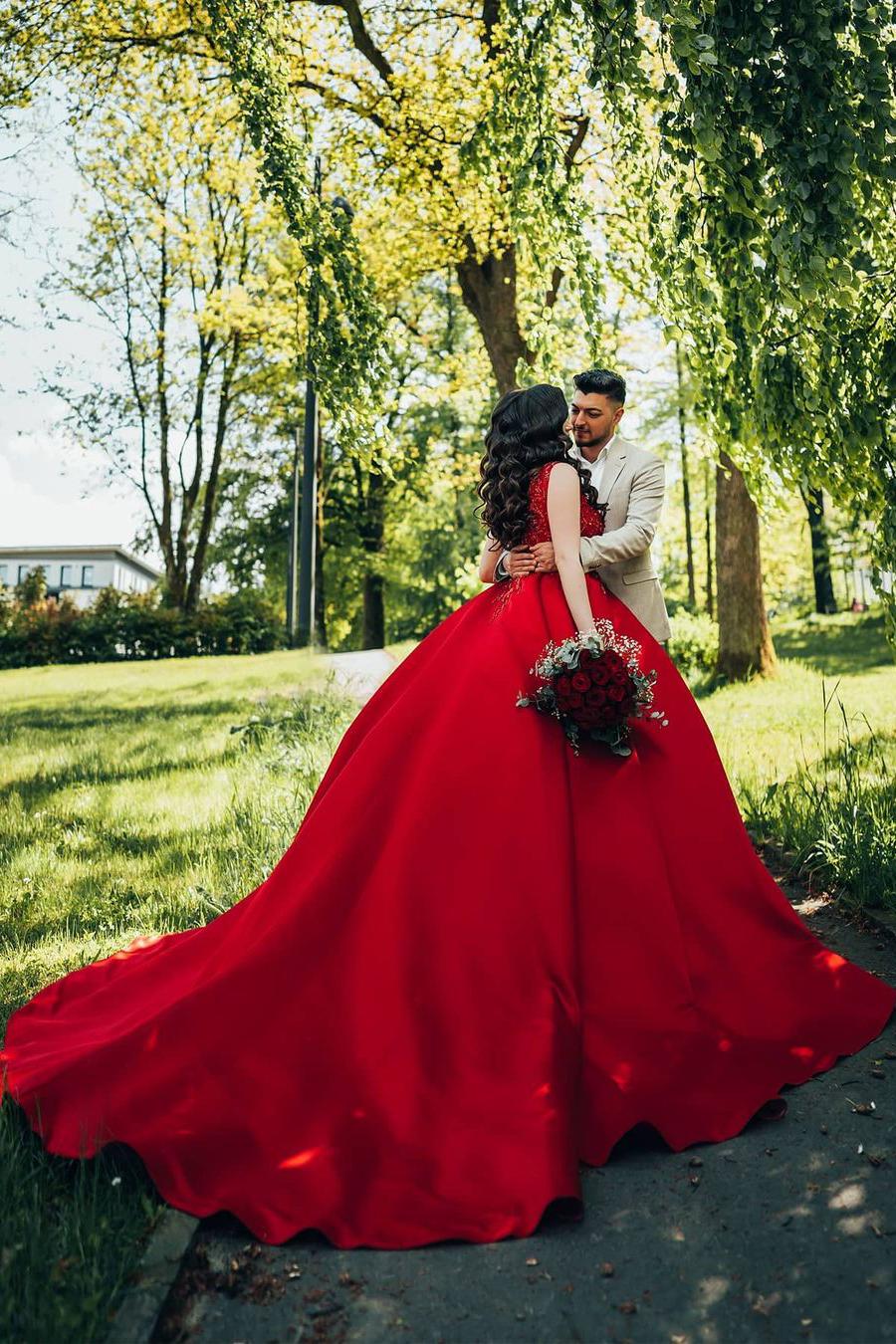 Luxury V-neck Lace Wedding Dress for Princesses-BallBride