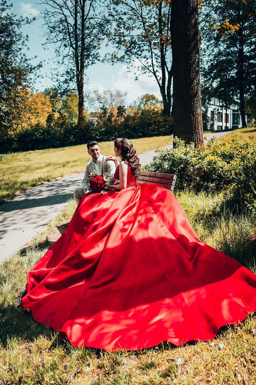 Luxury V-neck Lace Wedding Dress for Princesses-BallBride