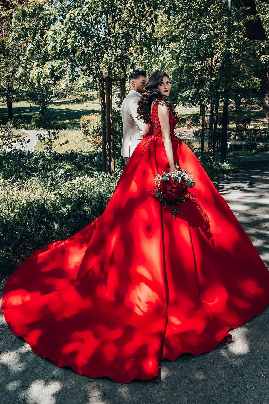 Luxury V-neck Lace Wedding Dress for Princesses-BallBride