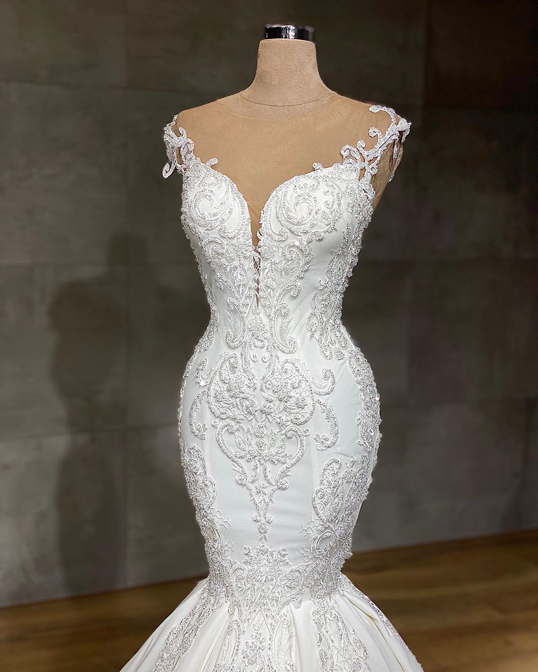 Modern Lace V-Neck Sleeveless Mermaid Wedding Dress With Appliques-BallBride
