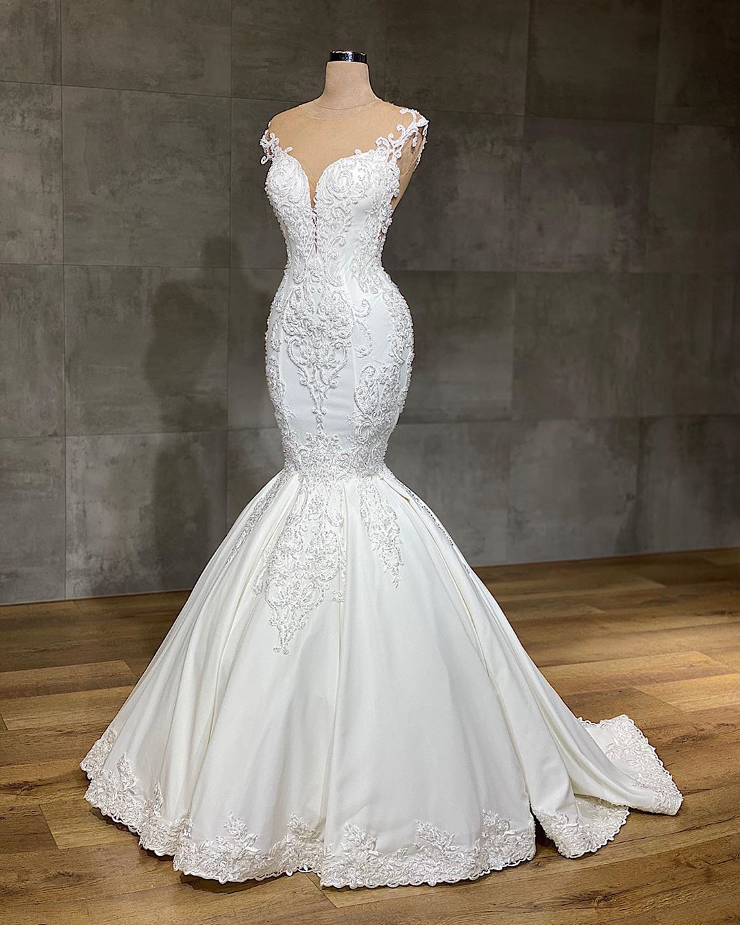 Modern Lace V-Neck Sleeveless Mermaid Wedding Dress With Appliques-BallBride