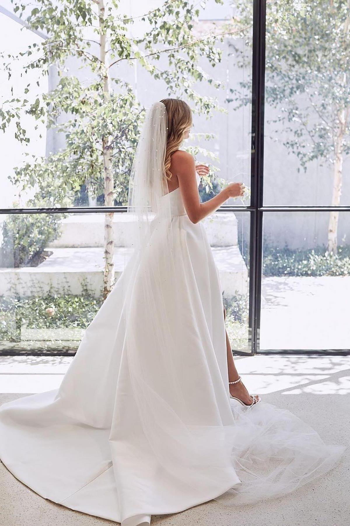 Stunning Sweetheart Satin A-Line Floor-length Wedding Dress With Slit Ruffles-BallBride