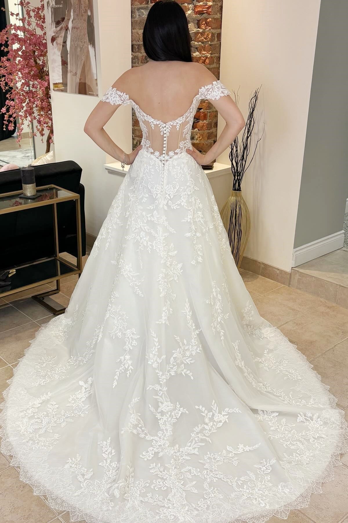 Classy V-Neck Tulle Off-The-Shoulder Wedding Dresses A-Line Open Back With Appliques Lace
