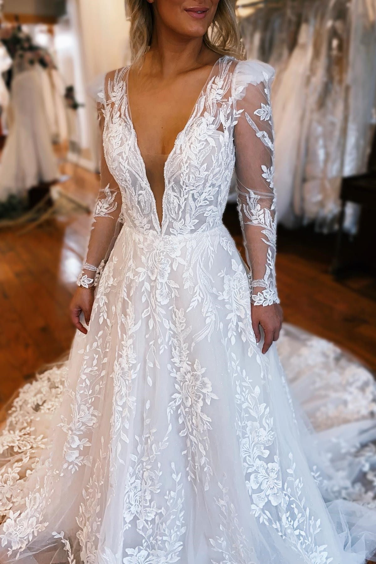 Exquisite V-Neck A-Line Wedding Dresses Long Sleeves Open Back With Appliques Lace