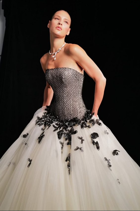 Luxurious Black White Strapless Sleeveless Tulle Wedding Dresses Long With Pocket Pleats