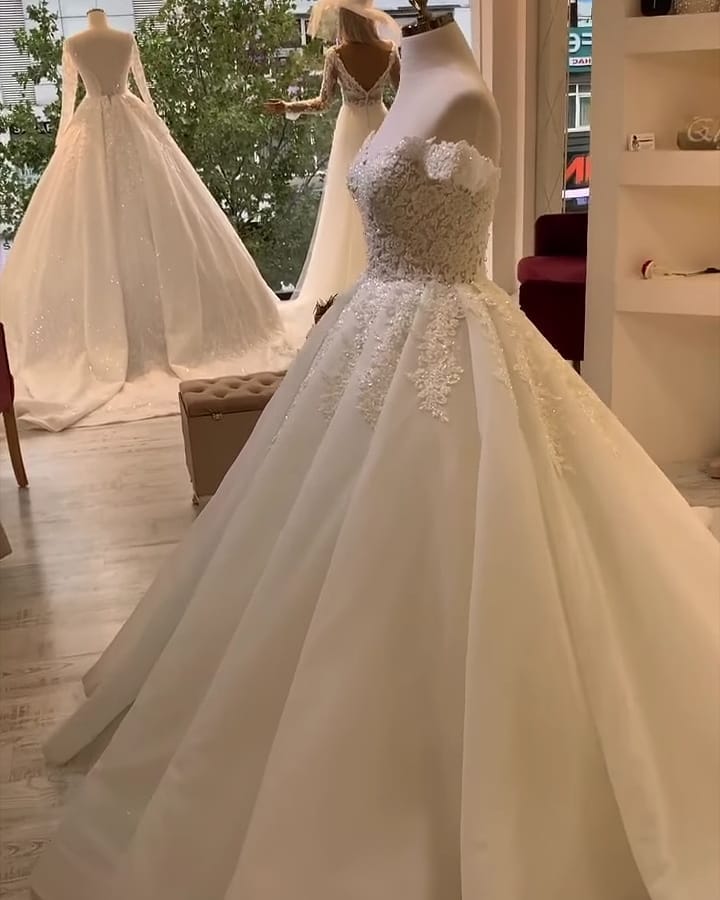 Chic Sweetheart Off-the-Shoulder Ruffles Wedding Dress With Lace Appliques-BallBride