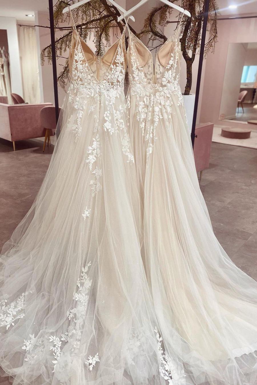 Chic V-neck A-Line Tulle Wedding Dress With Appliques Lace-BallBride