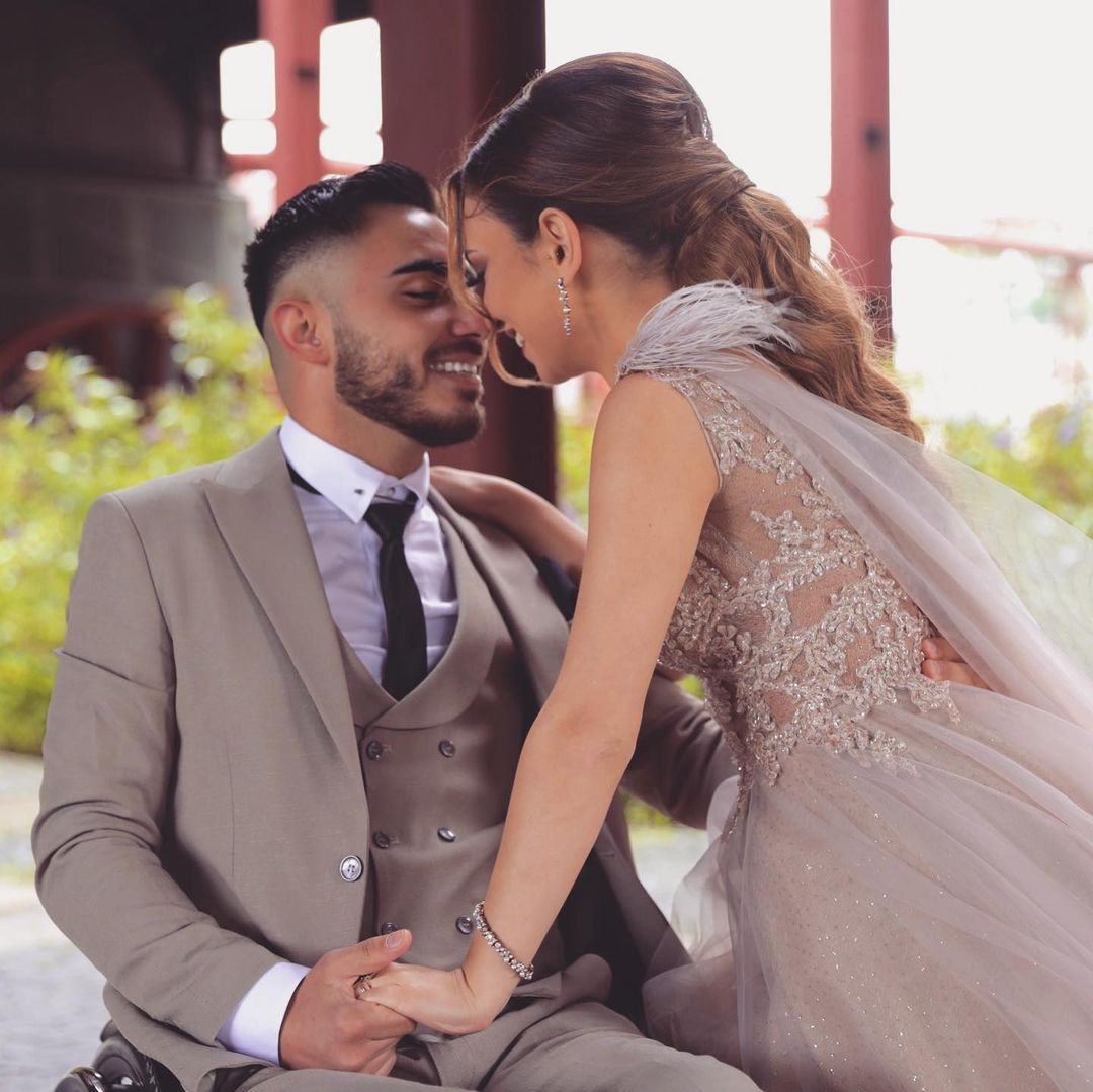 Elegant A-line V-neck Sleeveless Tulle Lace Wedding Dress with Feathers-BallBride