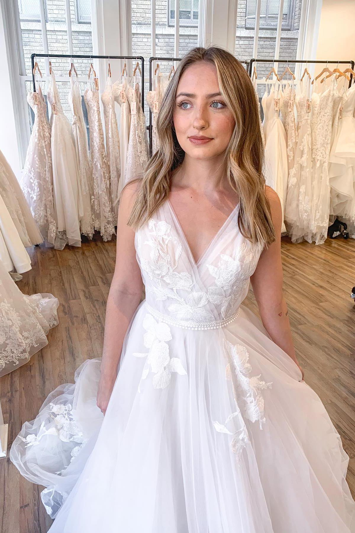 Elegant A-line V-neck Tulle Sleeveless Wedding Dress With Appliques Lace Tulle-BallBride