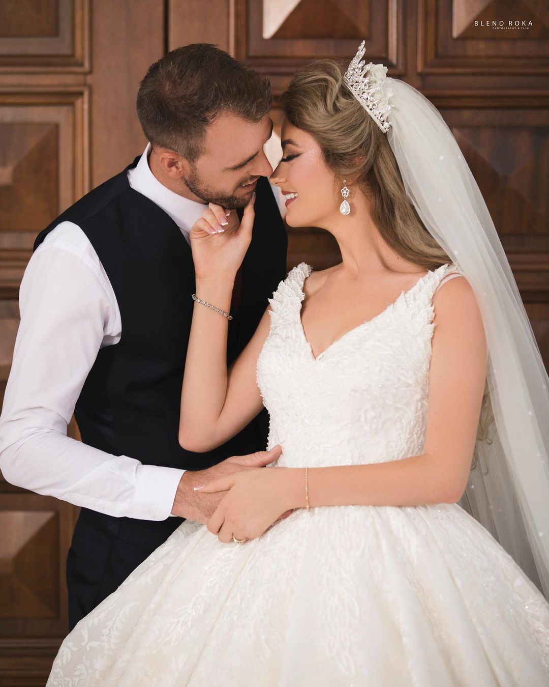 Gorgeous Long V-neck Princess Wedding Dress with Tulle Lace-BallBride