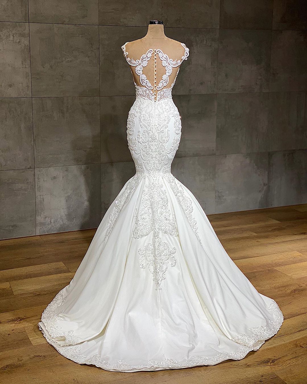 Modern Lace V-Neck Sleeveless Mermaid Wedding Dress With Appliques-BallBride